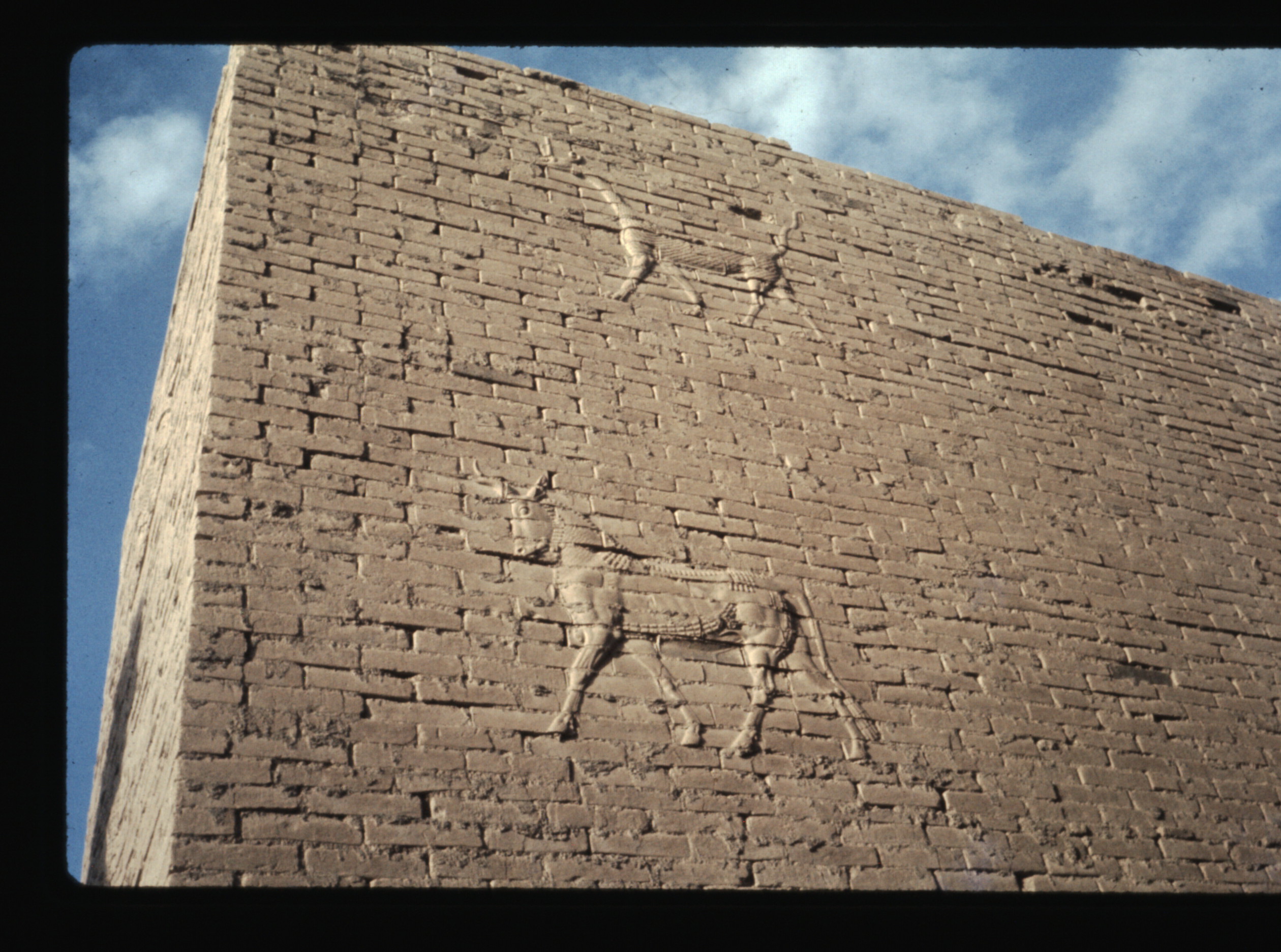 Древних стен песня. Мидийская стена Вавилонии. Древние стены Вавилона. Синие стены Вавилона. Вавилонский дом.